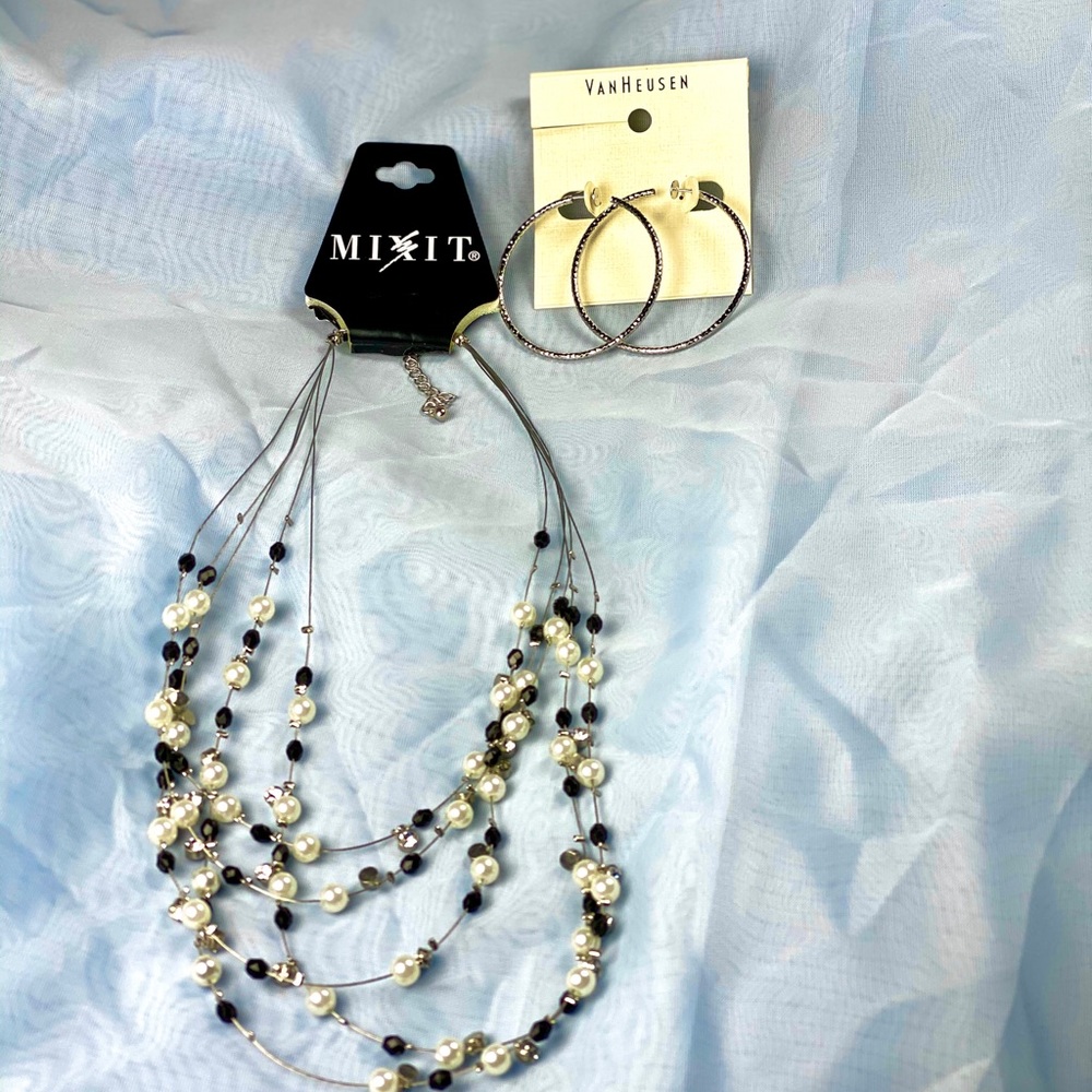 BEAUTIFUL EARRINGS & NECKLACE